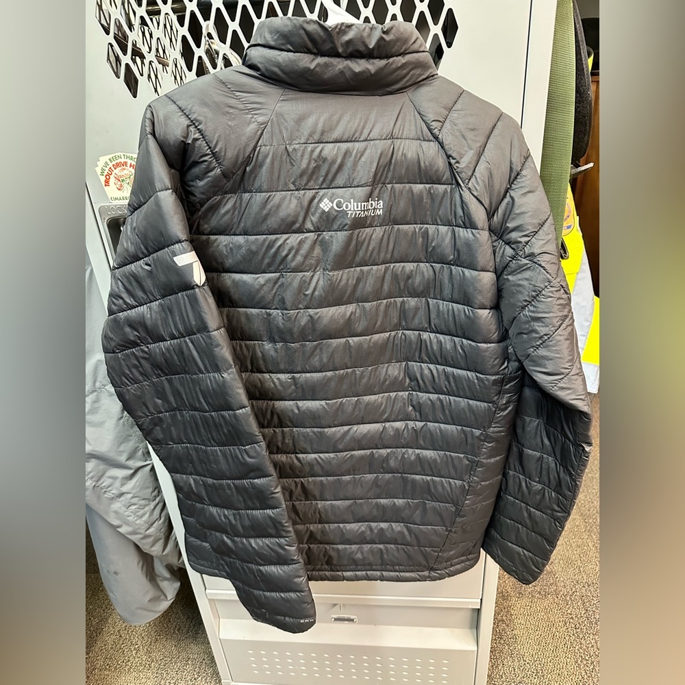 Men’s Columbia Titanium puffy jacket-size Small